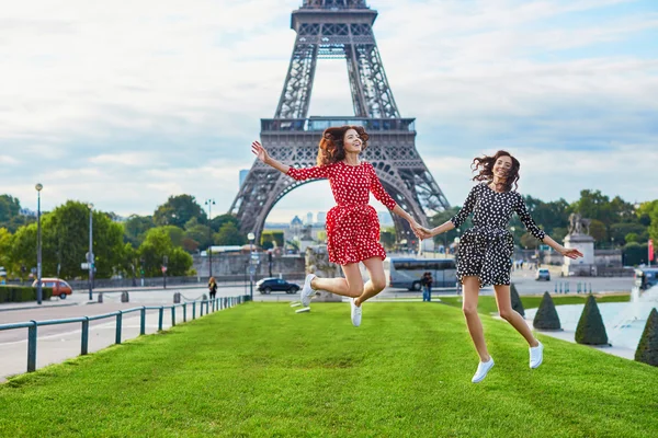 Vackra tvillingsystrar framför Eiffeltornet — Stockfoto