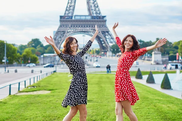 Hermosas hermanas gemelas frente a la torre Eiffel —  Fotos de Stock