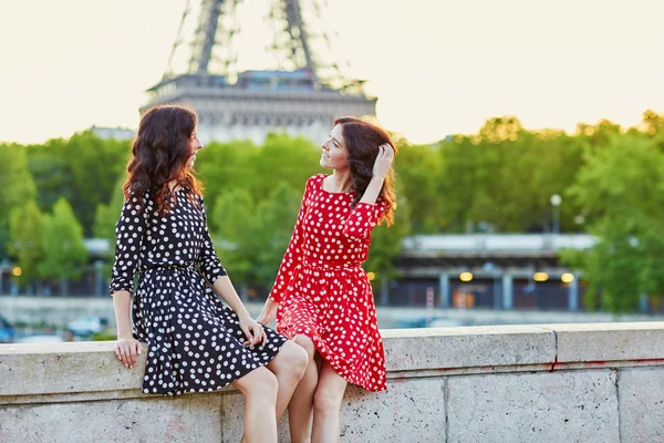 Schöne Zwillingsschwestern vor dem Eiffelturm in Paris — Stockfoto