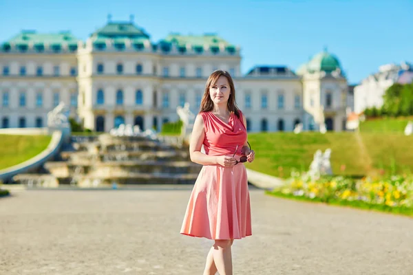 Piękny młody turysta w Wiedniu — Zdjęcie stockowe