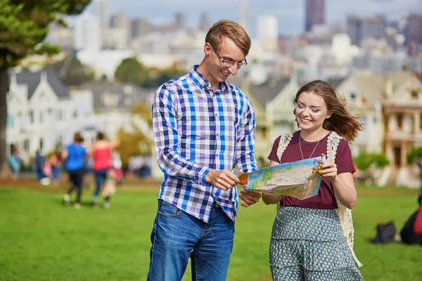 Пара туристов воспользовалась картой в Сан-Франциско, Калифорния, США — стоковое фото