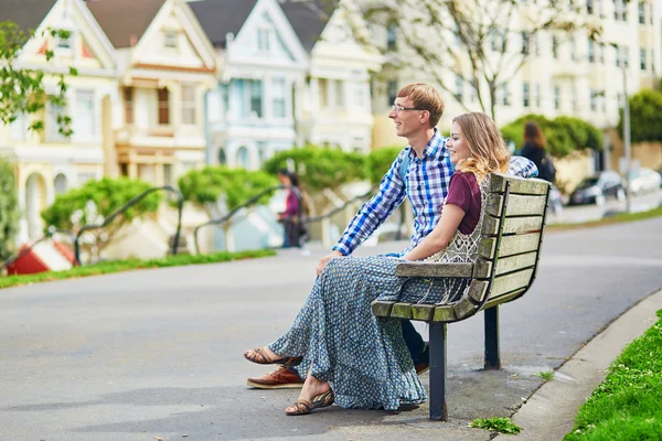 Romantiska älskande par att ha ett datum i San Francisco — Stockfoto