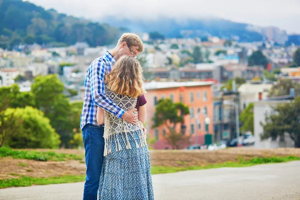 Pareja amorosa romántica teniendo una cita en San Francisco —  Fotos de Stock