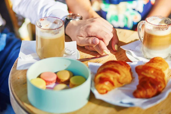 Παραδοσιακό γαλλικό κρουασάν και macaroons — Φωτογραφία Αρχείου