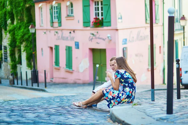 Romantyczna para o dacie na Montmartre — Zdjęcie stockowe