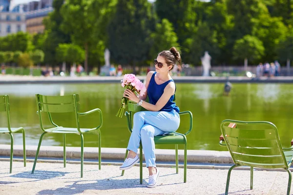 Pembe peonies Tuileries genç Paris kadın — Stok fotoğraf