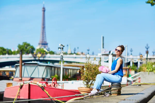 Pařížanka na mostě Alexandre Iii v Paříži — Stock fotografie