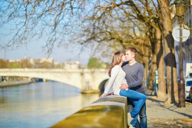 Paris'te genç Romantik Çift