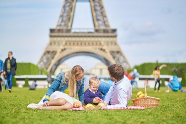 Üç Paris Eiffel tower yakınındaki mutlu aile