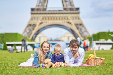 Üç Paris Eiffel tower yakınındaki mutlu aile