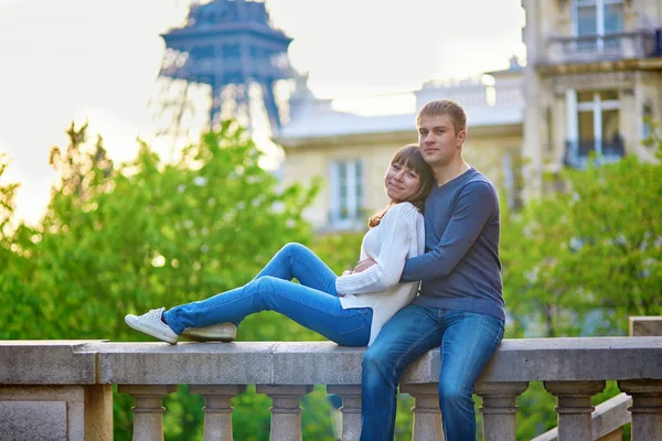 Mladí, milující pár v Paříži — Stock fotografie