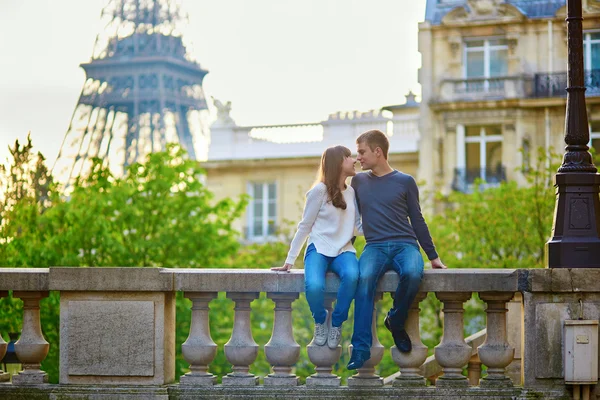 Jeune couple amoureux à Paris — Photo