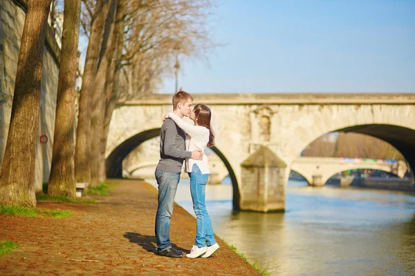 Mladý romantický pár v Paříži — Stock fotografie