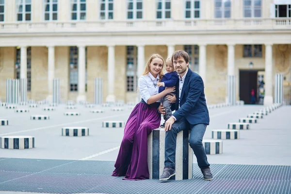 Glückliche dreiköpfige Familie im Palais Royal in Paris — Stockfoto