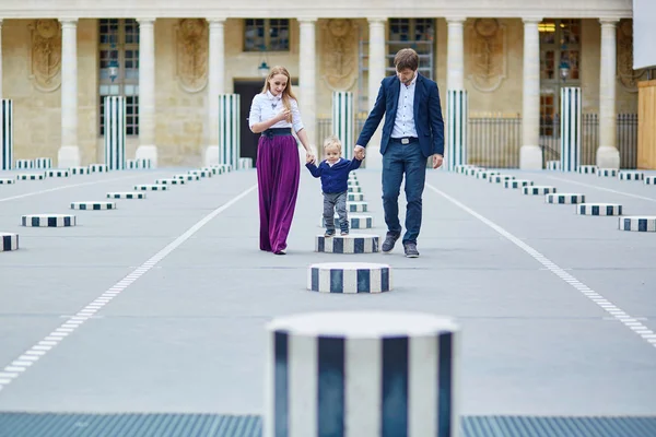 Šťastná rodina ze tří v Palais Royal v Paříži — Stock fotografie