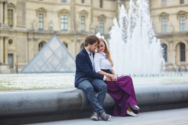 Piękna para o randkę w Palais Royal w Paryżu — Zdjęcie stockowe