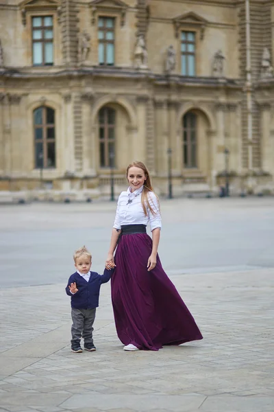 Красивая молодая мать и ее очаровательный ребенок сын в Париже — стоковое фото