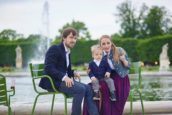 Família feliz de três no jardim do Palais Royal em Paris — Fotografia de Stock