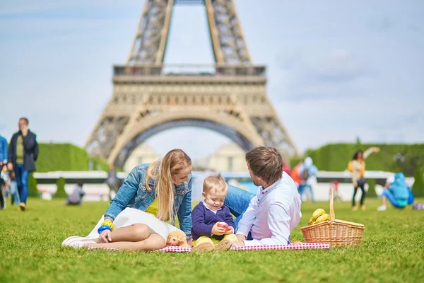 Glad familj på tre i Paris nära Eiffeltornet — Stockfoto