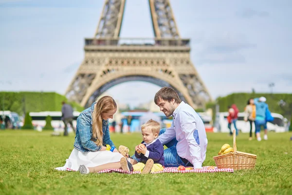 Glad familj på tre i Paris nära Eiffeltornet — Stockfoto