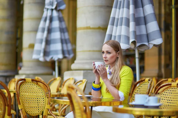 Joven chica romántica parisina en un café al aire libre usando tableta —  Fotos de Stock