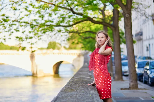 Güzel yaz gününde Seine yakınındaki güzel genç kadın — Stok fotoğraf