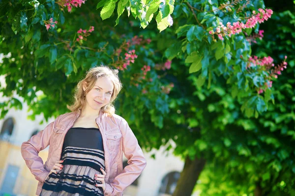 Beautiful Parisian woman in Palais Royal garden — Stock Photo, Image