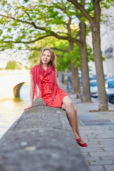 Schöne junge Frau in der Nähe der Seine an einem schönen Sommertag — Stockfoto