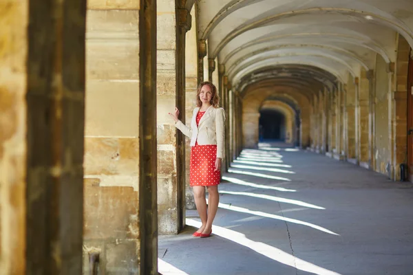 Schöne Frau im roten Tupfen-Kleid in Paris, Frankreich — Stockfoto