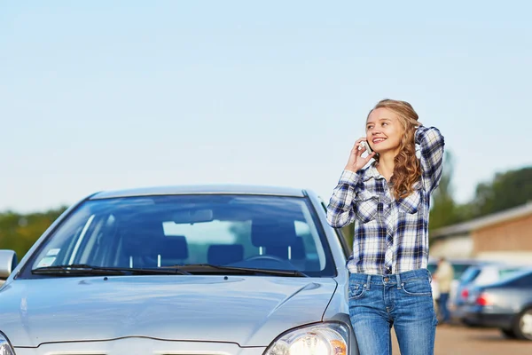 Vrouw op de weg in de buurt van een gebroken auto bellen voor hulp — Stockfoto