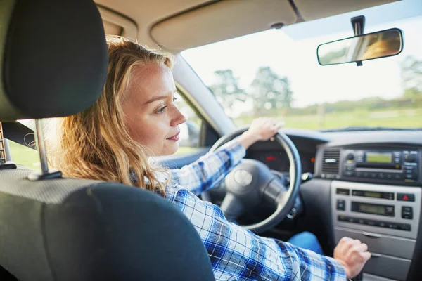 Młoda kobieta pewność prowadzenia samochodu — Zdjęcie stockowe