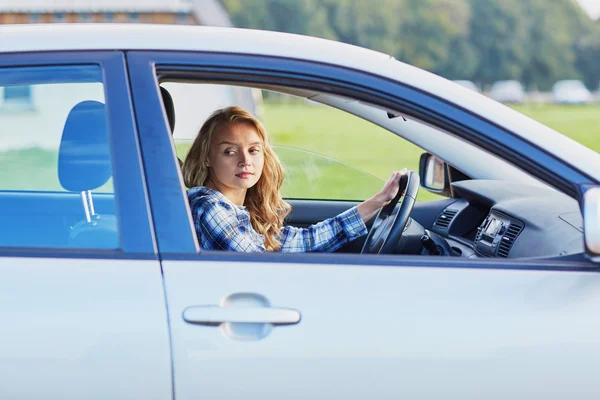 Молодая уверенная женщина за рулем автомобиля — стоковое фото