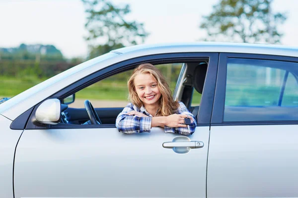 Jonge bestuurder kijken uit het raam van de auto een knop ingedrukt — Stockfoto