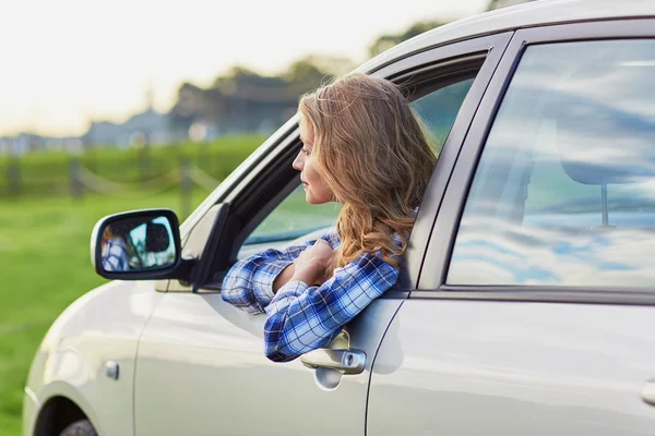 Jovem mulher confiante dirigindo um carro — Fotografia de Stock