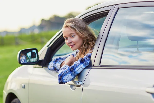 Νέα αυτοπεποίθηση γυναίκα οδήγηση ενός αυτοκινήτου — Φωτογραφία Αρχείου