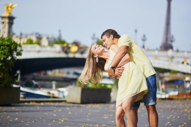 Güzel genç çift Paris'te dating