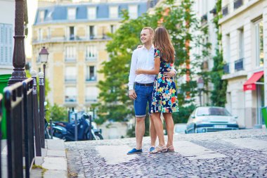 Montmartre üzerinde yürüyen genç Romantik Çift