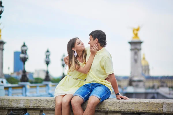 Vackra unga dating par i Paris — Stockfoto