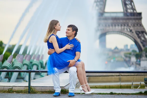 Hermosa joven citas pareja en París —  Fotos de Stock