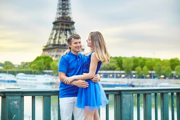 年轻漂亮约会夫妇在巴黎 — 图库照片