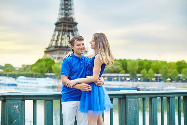 Hermosa joven citas pareja en París — Foto de Stock