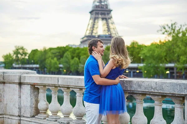 Vackra unga dating par i Paris — Stockfoto