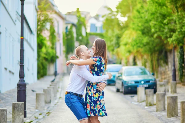 Молодая романтическая пара на улице Монмартр — стоковое фото