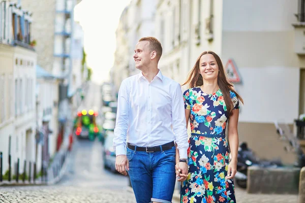 Молодая романтическая пара, идущая по Монмартру — стоковое фото