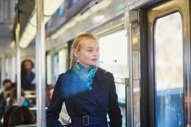Paris yeraltı tren içinde seyahat eden kadın