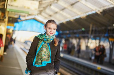 Paris underground platformda bir tren bekleyen genç kadın