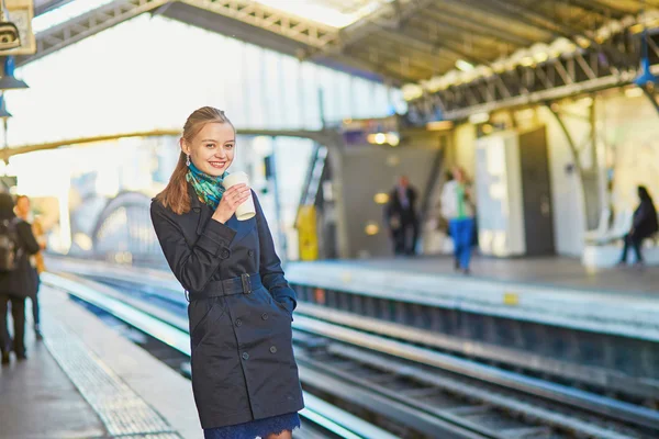 Mooie jonge vrouw te wachten voor een trein in de Parijse undergroun — Stockfoto