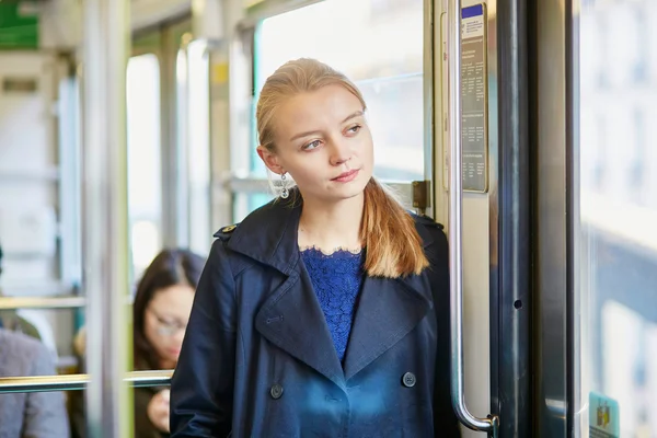 Mujer joven viajando en un tren de metro parisino — Foto de Stock