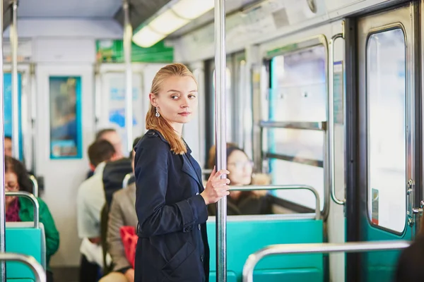 Jeune femme voyageant dans un train de métro parisien — Photo