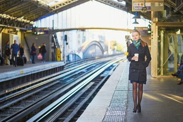 Όμορφη νεαρή γυναίκα που περιμένουν για ένα τρένο στο παρισινό υπόγεια — Φωτογραφία Αρχείου